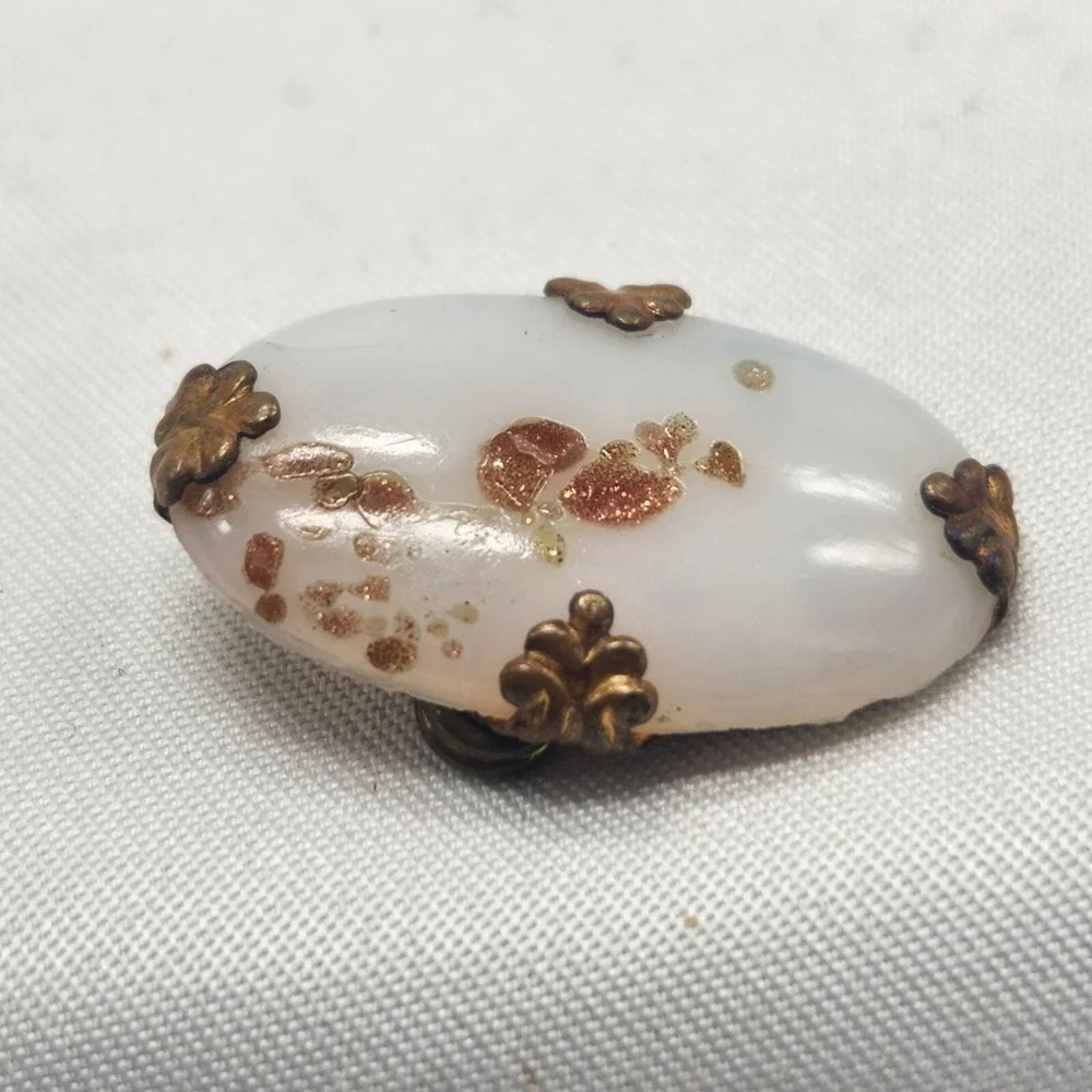 VINTAGE Victorian Speckled‎ White Venetian Glass Brooch Pin Brass Cameo...